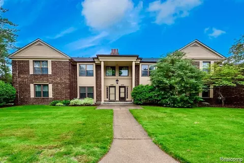 4426 Knightsbridge Ln, West Bloomfield, MI 48323