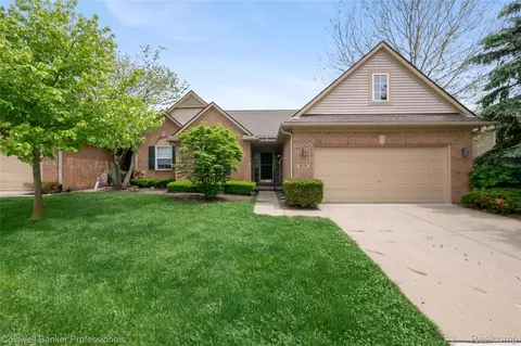8178 Springdale Dr, White Lake, MI 48386