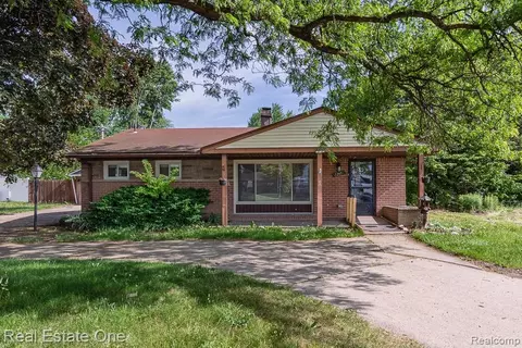 22471 Remick Dr, Clinton Township, MI 48036