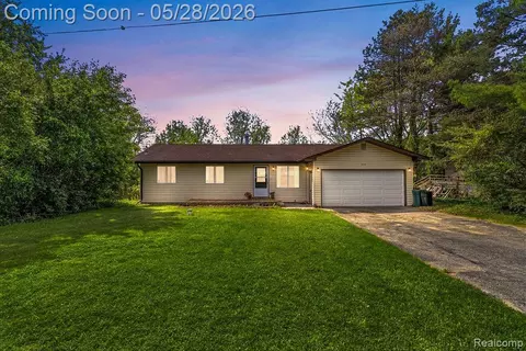 233 Peninsula Lake Dr, Highland, MI 48357