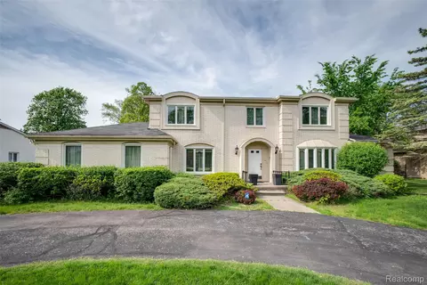 22640 Coventry Woods Ln, Southfield, MI 48034