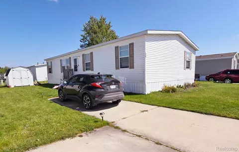 528 Elmwood Ln, Columbus, MI 48063