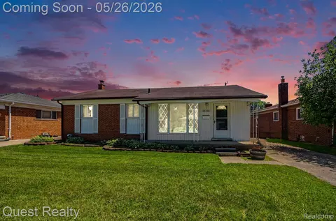 28326 Los Olas Dr, Warren, MI 48093