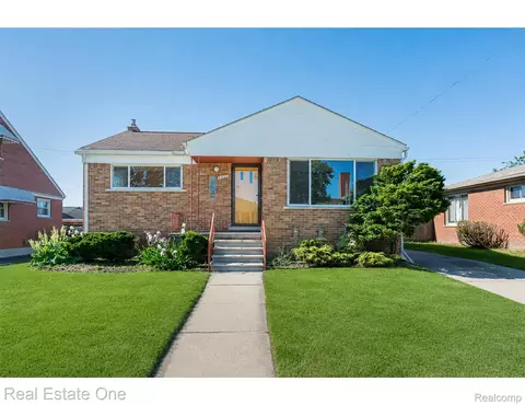 8272 Racine Rd, Warren, MI 48093