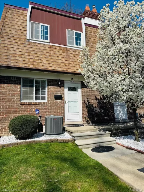37021 E Aragona Dr, Clinton Township, MI 48036