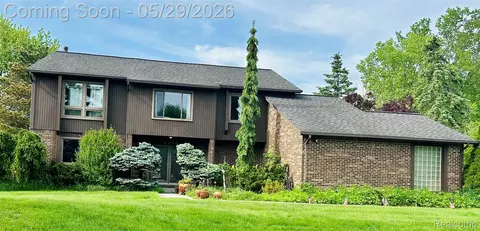 2930 Brentwood Rd, West Bloomfield, MI 48323