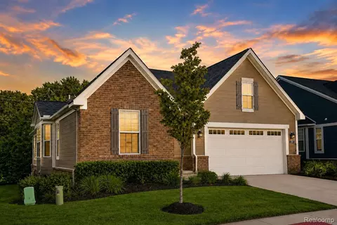154 Mulberry Ln, Rochester Hills, MI 48309