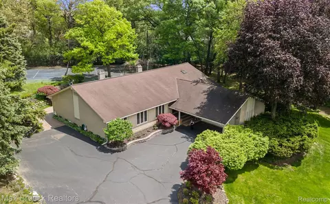 1418 Sodon Lake Dr, Bloomfield Hills, MI 48302