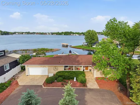 12099 Torrey Rd, Fenton, MI 48430