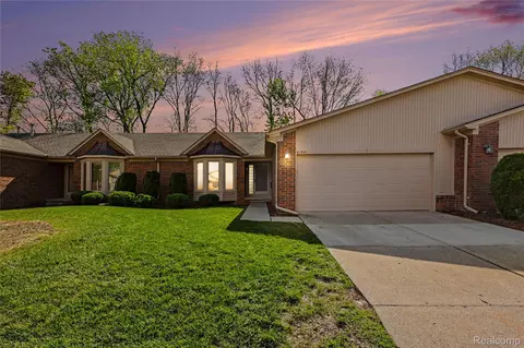 41302 Fortuna Dr E, Clinton Township, MI 48038
