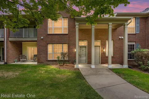 4104 Chesapeake Cir, Commerce, MI 48390