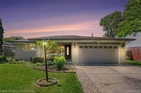 33181 Sherwood Forest Dr, Sterling Heights, MI 48310