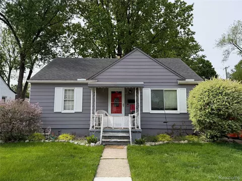 1013 Woodsboro Dr, Royal Oak, MI 48067