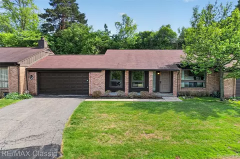 2061 Burgundy St, West Bloomfield, MI 48323