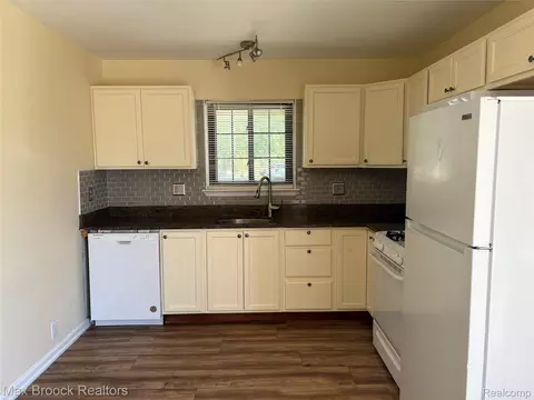 32047 Linderman Ave, Warren, MI 48093