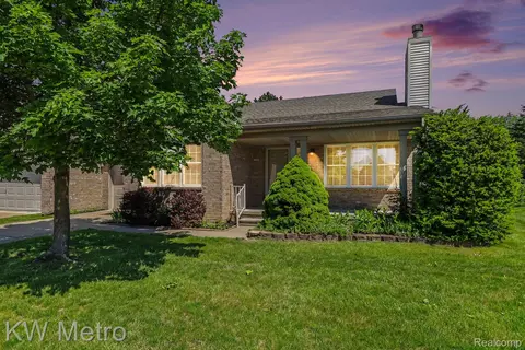 41273 Greenspire Dr, Clinton Township, MI 48038