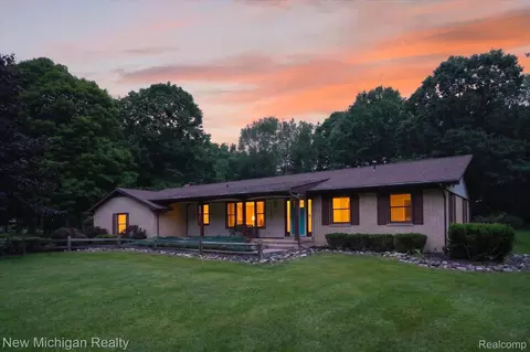 1325 Pine Grove Ln, Milford, MI 48381