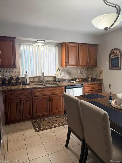 Kitchen - 2994 Roundtree Dr, Troy, MI 48083 photo 1 of 2