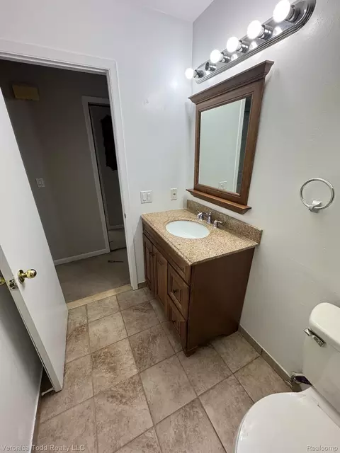 Bath - 2994 Roundtree Dr, Troy, MI 48083 photo 2 of 3