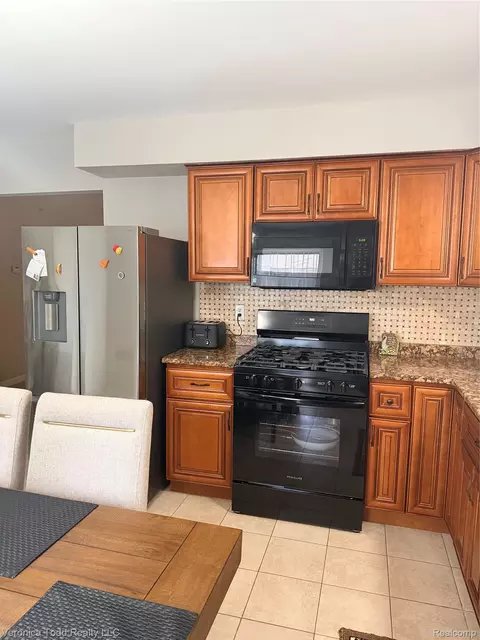 Kitchen - 2994 Roundtree Dr, Troy, MI 48083 photo 2 of 2