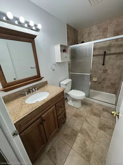 Bath - 2994 Roundtree Dr, Troy, MI 48083 photo 3 of 3