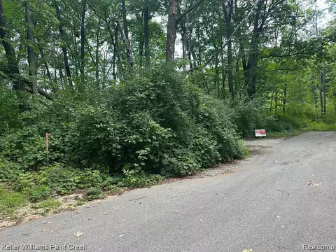 933 Hammond Rd, Harrison, MI 48625