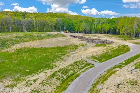 2797 Park Ridge Rd, White Lake, MI 48383