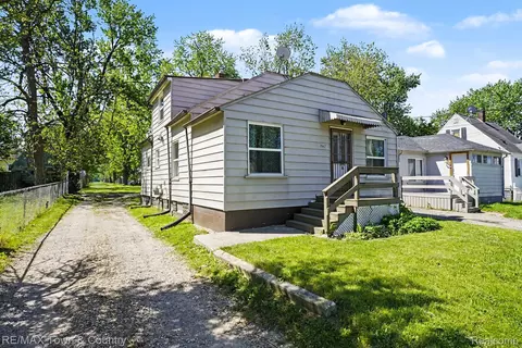 2062 E Schumacher Ave, Burton, MI 48529