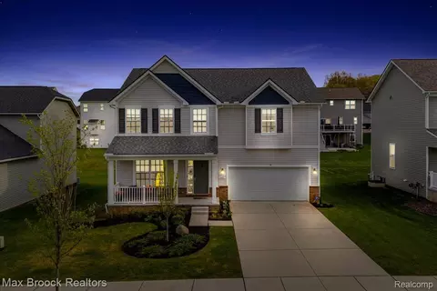 8401 Sharon Dr, White Lake, MI 48386