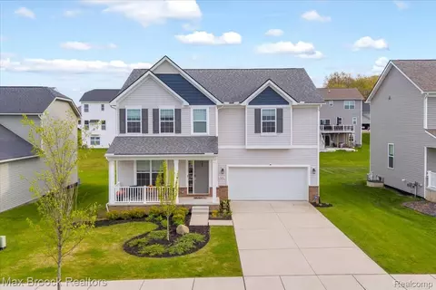 8401 Sharon Dr, White Lake, MI 48386