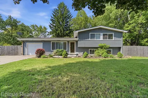 5370 Oaktree Ct, Flint, MI 48532