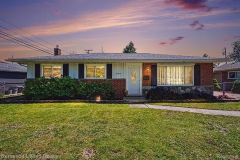 19044 Hillcrest St, Livonia, MI 48152