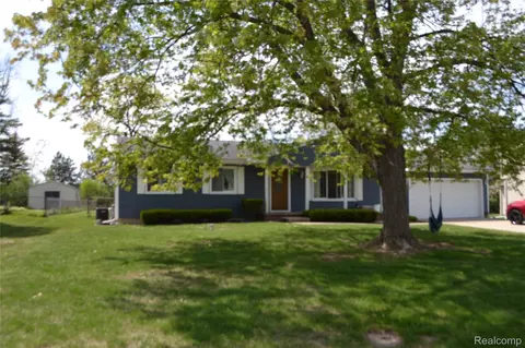 5448 Fairview Dr, Grand Blanc, MI 48439