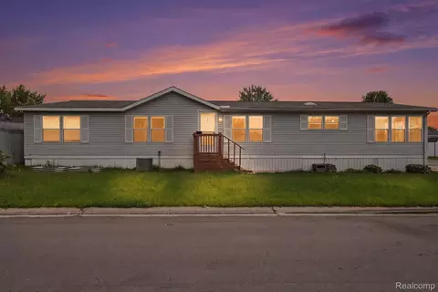 29585 Cambridge Ct, Chesterfield, MI 48051