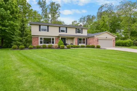 26060 Hidden Ln, Grosse Ile, MI 48138