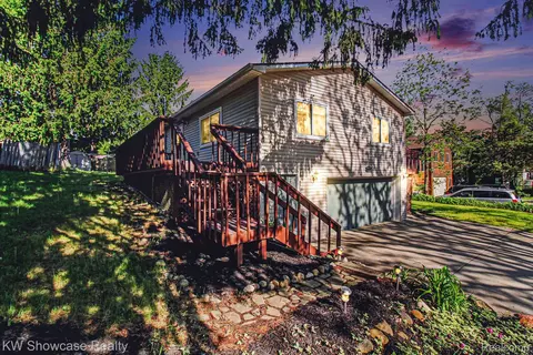 2331 Lakeside Dr, Highland, MI 48356