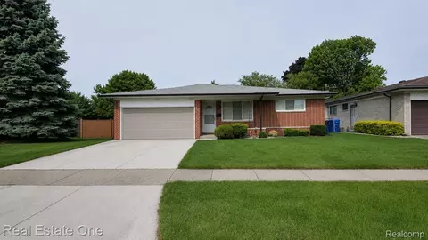 27553 Newport Dr, Warren, MI 48088