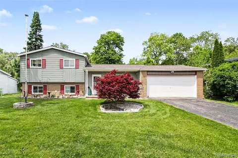 829 Holly Bush Dr, Holly, MI 48442