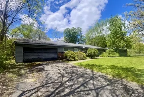 7166 Cottonwood Knl, West Bloomfield, MI 48322