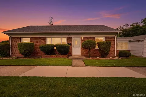 26004 Waldorf St, Roseville, MI 48066
