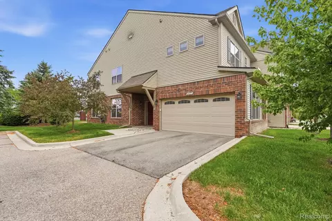 49111 Charnwood Dr, Macomb, MI 48042