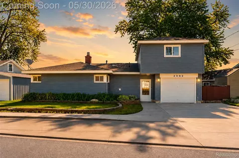 2082 Kingston St, White Lake, MI 48386