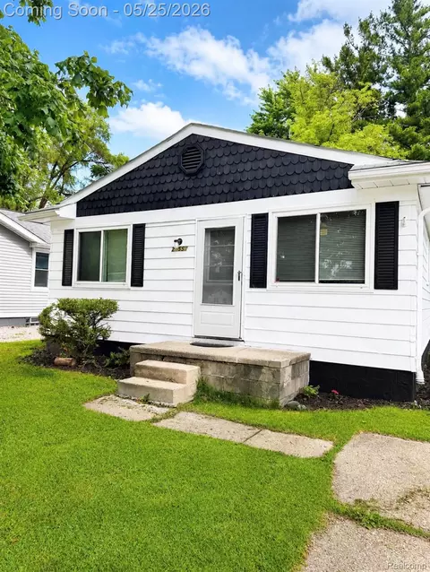 21550 Poinciana St, Southfield, MI 48033