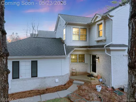 7632 Danbury Circle Cir, West Bloomfield, MI 48322