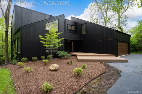 1907 Raymond Pl, Bloomfield Hills, MI 48302
