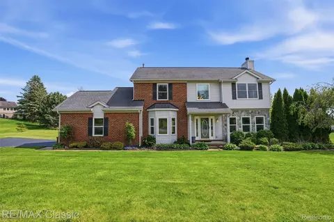 5500 Irene Blvd, White Lake, MI 48383
