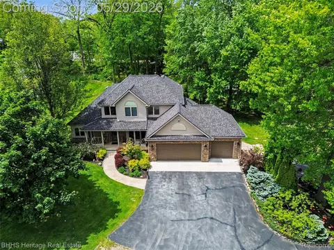 7314 Harrington Dr, Brighton, MI 48116