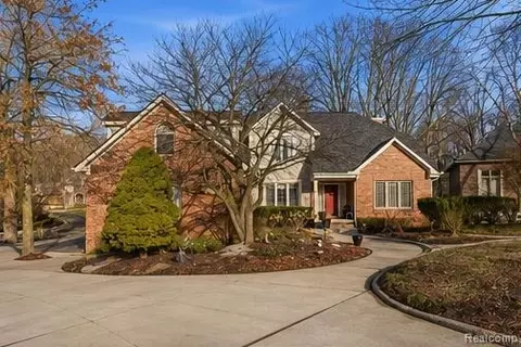 28690 Wintergreen Ct, Farmington Hills, MI 48331