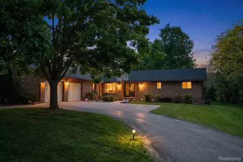 37735 Santa Anna St, Clinton Township, MI 48036