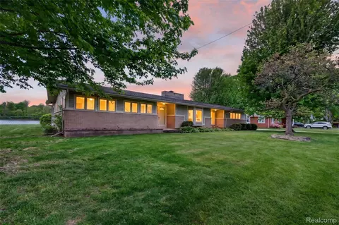 26995 James Ave, Flat Rock, MI 48134